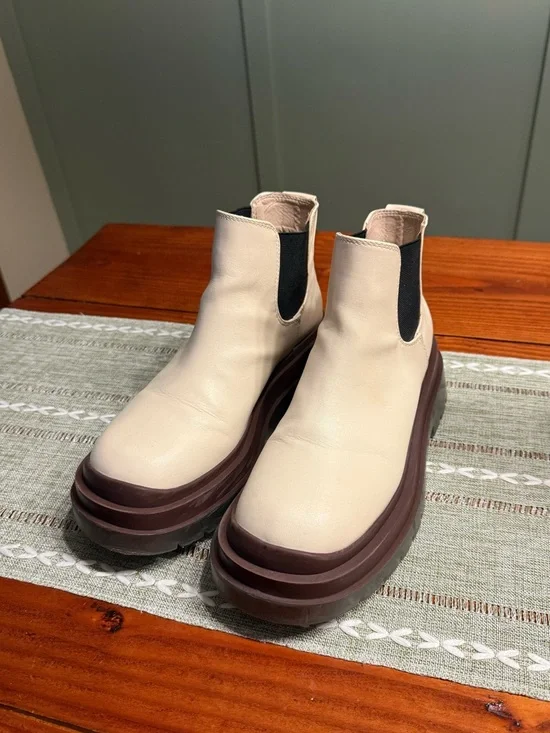 UO Urban Outfitters Cream & Brown Dana Short Chelsea Boot Chunky Platform - 9 - Picture 5 of 11